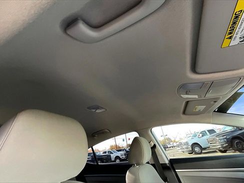 Used 2020 Hyundai Elantra SE image 17