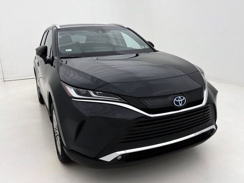 Used 2024 Toyota Venza XLE AWD/4WD image 3