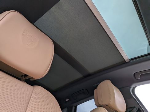 Certified 2024 Porsche Macan AWD/4WD image 28