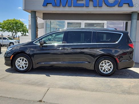 Used 2021 Chrysler Pacifica Touring-L FWD image 3