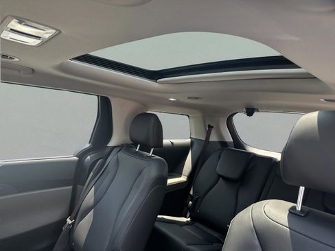 New 2025 Kia Carnival SX FWD image 33