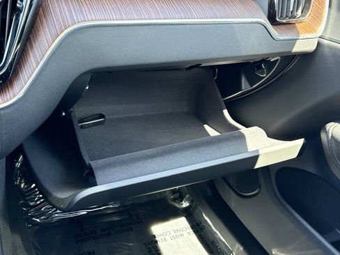 Used 2022 Volvo XC60 B5 Momentum w/ Climate Package FWD image 23