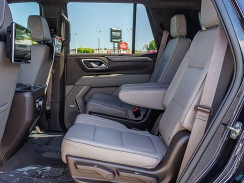 Certified 2022 GMC Yukon SLT w/ SLT Premium Package AWD/4WD image 8
