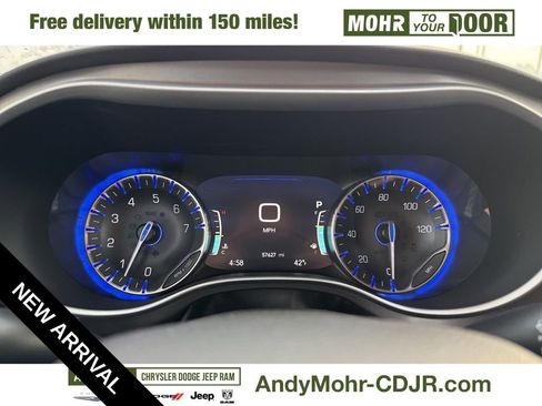 Used 2022 Chrysler Pacifica Touring-L image 9