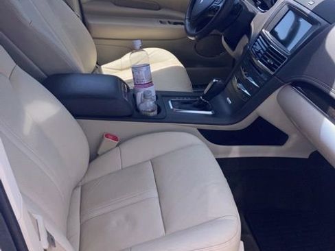 Used 2018 Lincoln MKT AWD image 9