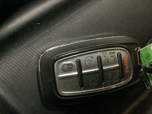 Used 2019 Chrysler Pacifica Touring-L image 39