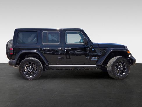 Used 2025 Jeep Wrangler Unlimited Sahara AWD/4WD image 3