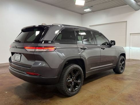 Used 2022 Jeep Grand Cherokee Altitude AWD/4WD image 34