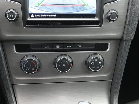 Used 2016 Volkswagen Golf S image 15