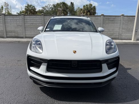 Certified 2025 Porsche Macan AWD/4WD image 10