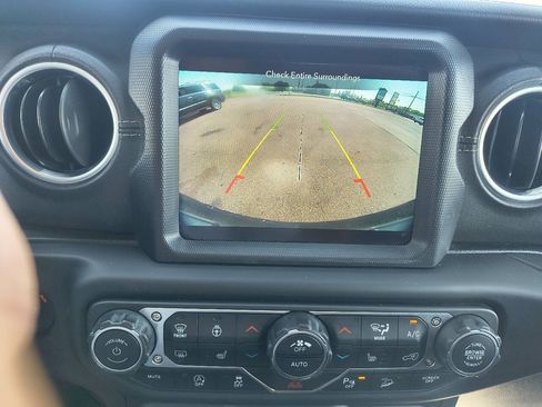 Used 2018 Jeep Wrangler Unlimited Sahara AWD/4WD image 21