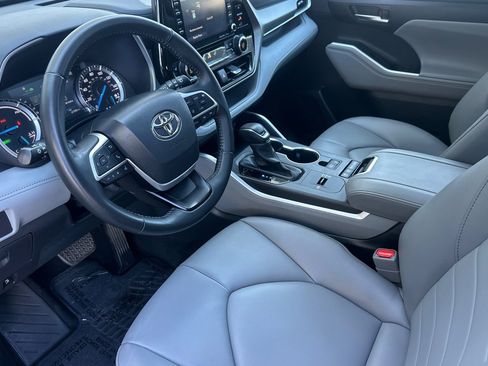 Certified 2022 Toyota Highlander XLE image 9
