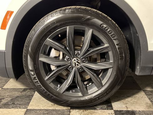 Used 2024 Volkswagen Tiguan SE image 16