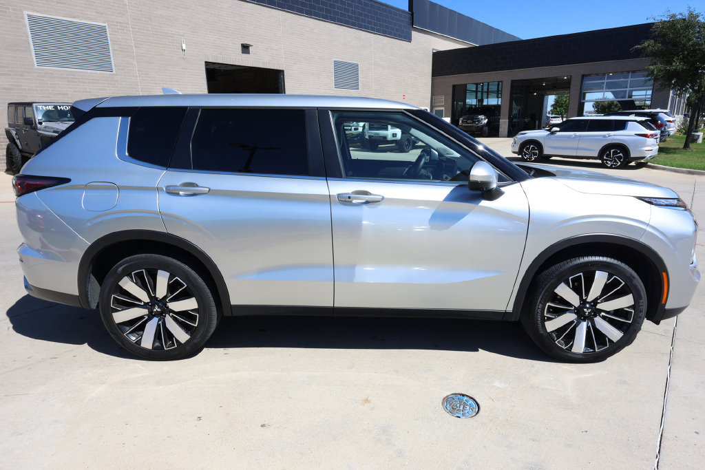 Used 2025 Mitsubishi Outlander SE FWD image 4