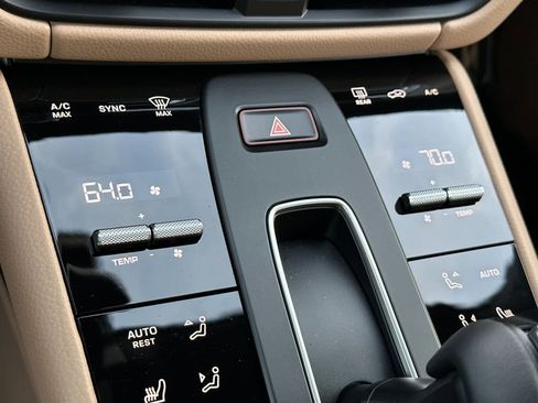Certified 2025 Porsche Macan AWD/4WD image 23