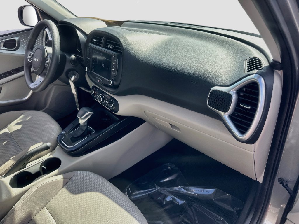 Used 2025 Kia Soul LX w/ LX Technology Package FWD image 26