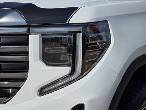 Used 2024 GMC Sierra 1500 AT4 w/ Technology Package AWD/4WD image 9