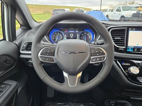 New 2026 Chrysler Pacifica Select AWD/4WD image 17