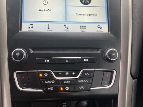 Used 2017 Ford Fusion SE w/ Fusion SE Technology Package image 16