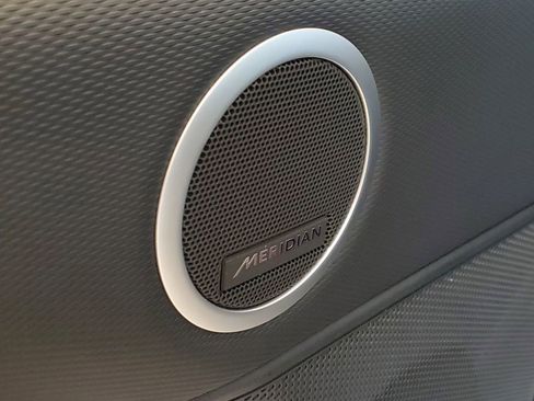 Used 2025 Land Rover Discovery Dynamic SE image 14