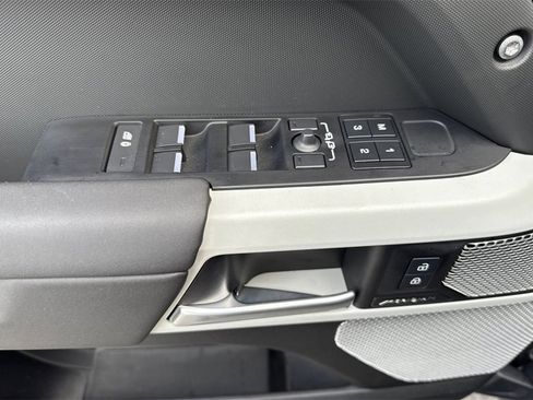 Used 2024 Land Rover Defender 130 S image 14