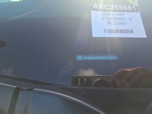 Used 2024 Jeep Grand Cherokee Limited w/ Black Appearance Package image 10