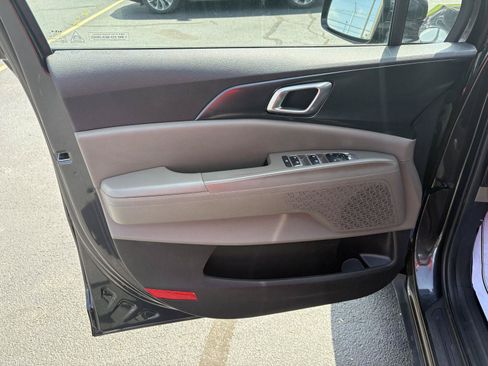 Used 2025 Kia Carnival FWD image 3