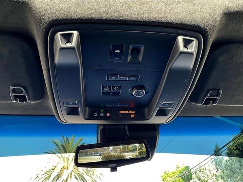Used 2017 Cadillac Escalade Platinum AWD/4WD image 17