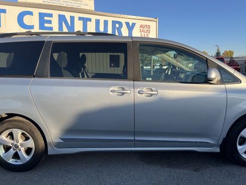 Used 2020 Toyota Sienna LE image 16