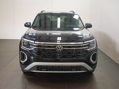 Used 2024 Volkswagen Atlas Peak Edition SE AWD/4WD image 2
