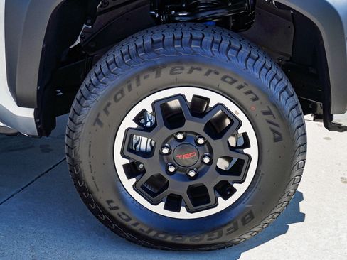 Certified 2025 Toyota Tacoma TRD Off-Road AWD/4WD image 10