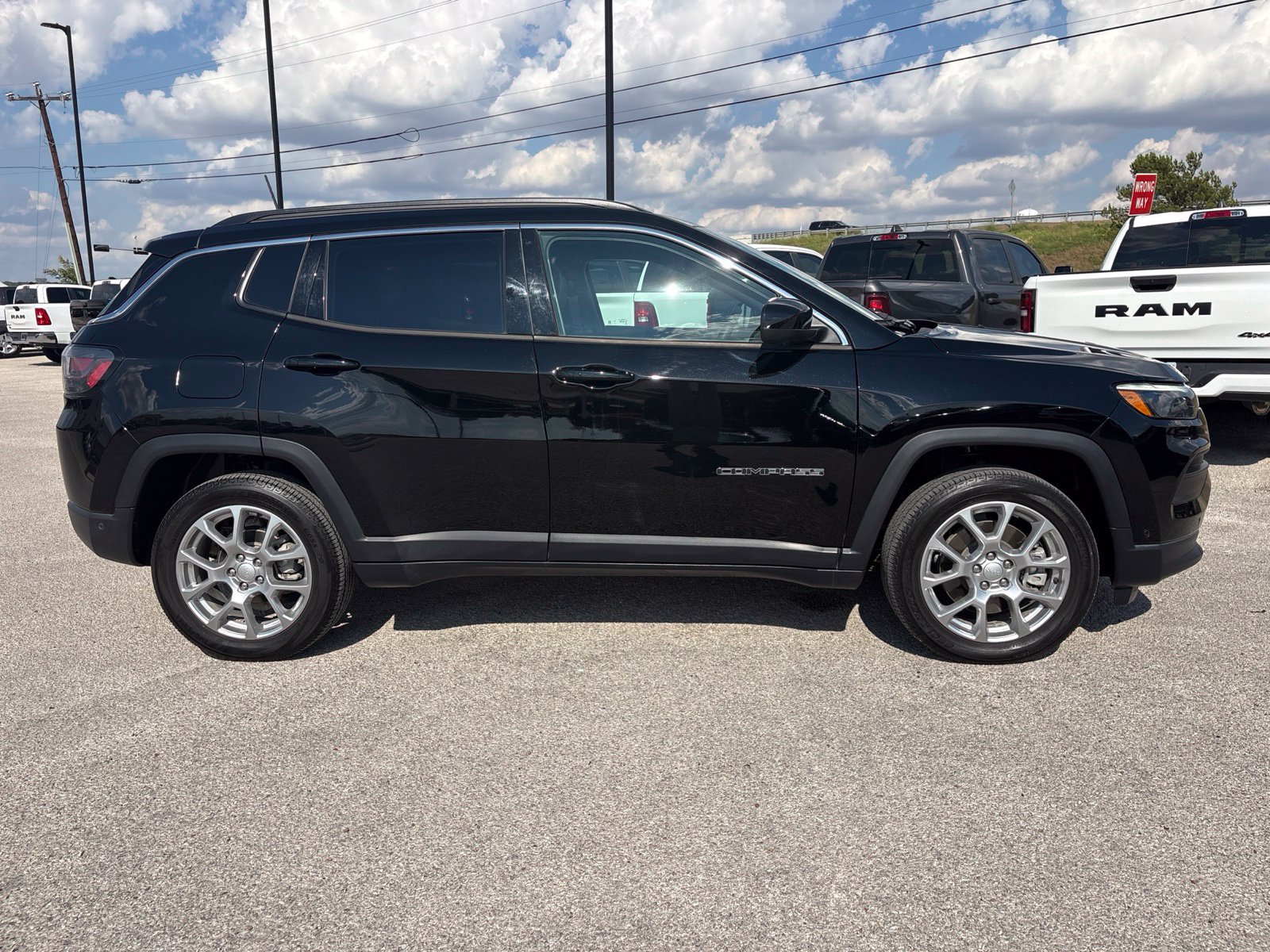 Used 2024 Jeep Compass Latitude w/ Sun and Sound Group AWD/4WD image 6