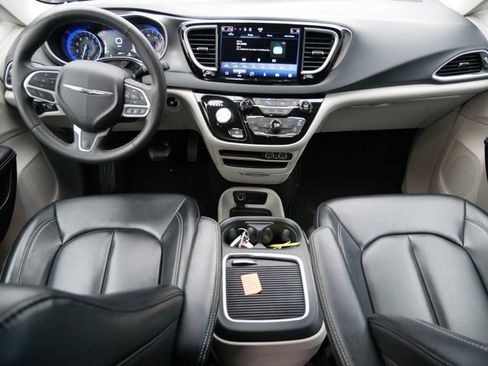 Used 2023 Chrysler Pacifica Touring-L image 6