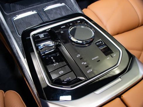 Used 2025 BMW 740i xDrive w/ Premium Package image 20