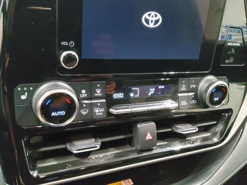 Used 2023 Toyota Highlander XLE FWD image 22