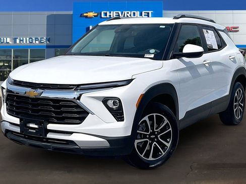 Used 2025 Chevrolet TrailBlazer LT w/ Driver Confidence Package AWD/4WD image 3