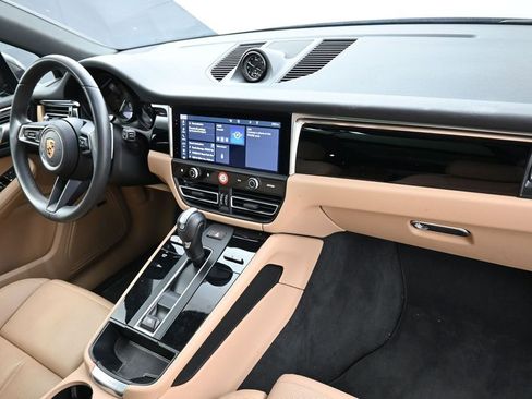 Certified 2025 Porsche Macan AWD/4WD image 28