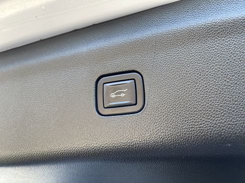 Used 2023 Buick Enclave Essence image 46