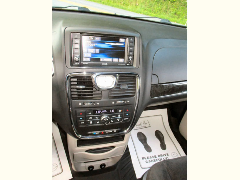 Used 2016 Chrysler Town & Country Touring w/ Driver Convenience Group FWD image 16