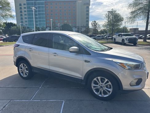 Used 2017 Ford Escape SE image 6