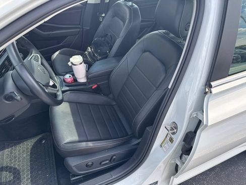 Used 2023 Volkswagen Jetta SE w/ Panoramic Sunroof Package FWD image 6