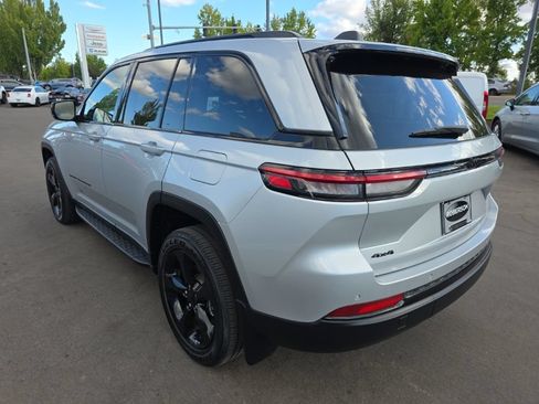 Used 2024 Jeep Grand Cherokee Altitude AWD/4WD image 3