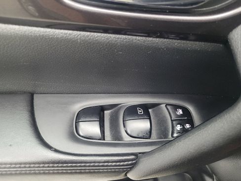 Used 2018 Nissan Rogue SV image 27