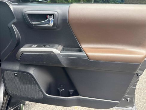 Used 2018 Toyota Tacoma Limited RWD image 25