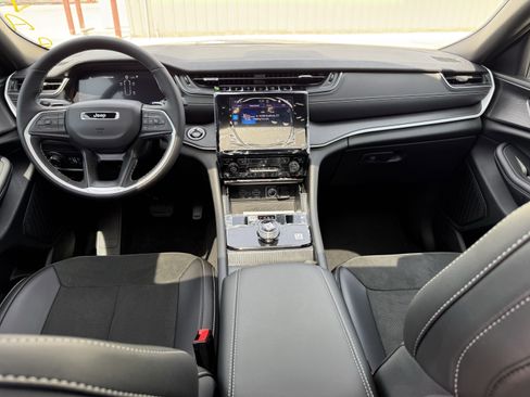 New 2025 Jeep Grand Cherokee L Altitude image 18