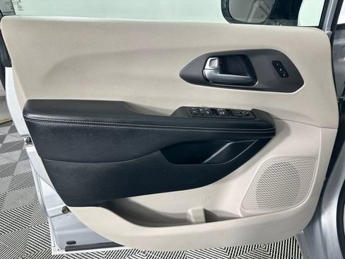 Certified 2024 Chrysler Pacifica Touring-L FWD image 15