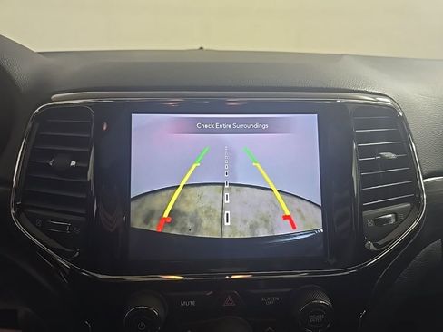 Used 2021 Jeep Grand Cherokee Laredo X image 9