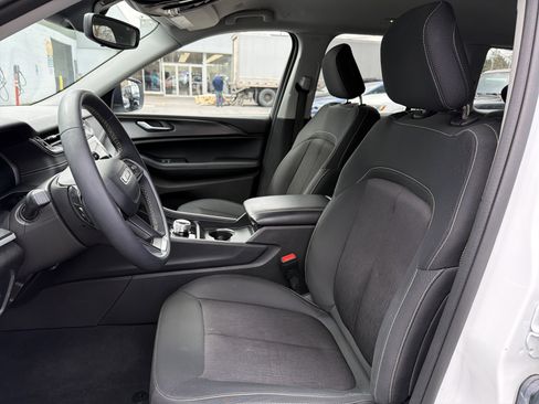 Used 2023 Jeep Grand Cherokee Laredo image 10