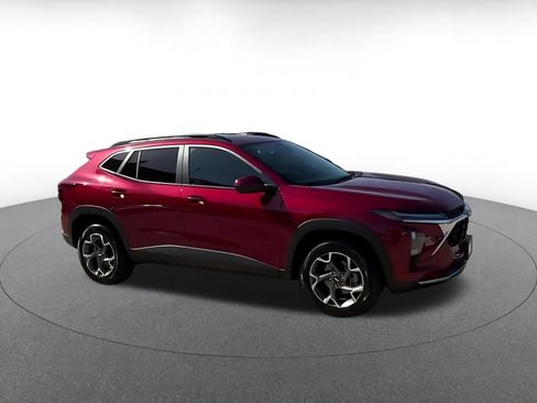 Used 2025 Chevrolet Trax LT FWD image 2