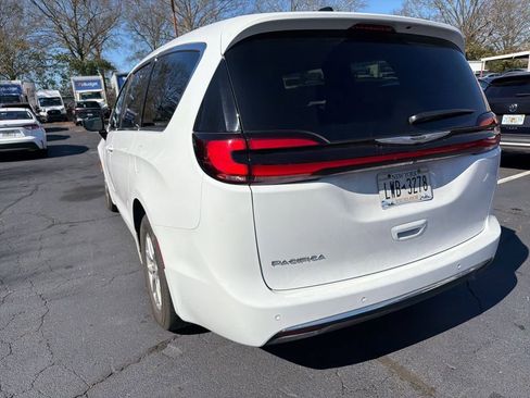 Used 2025 Chrysler Pacifica Select image 7